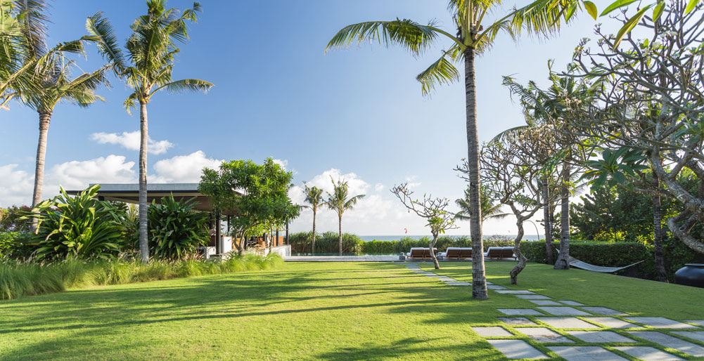 Arnalaya Beach Houss - Spacious lawn by the sea
